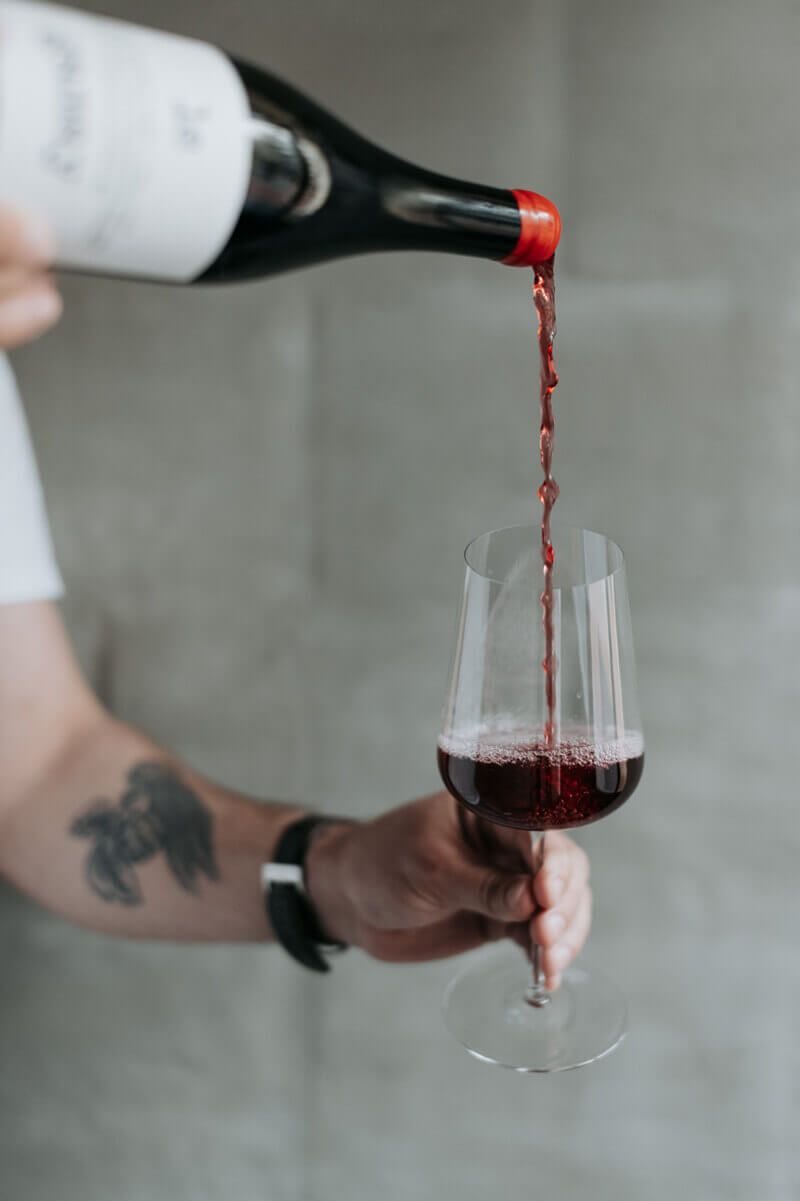 Pinot Knokke uitschenken rode wijn